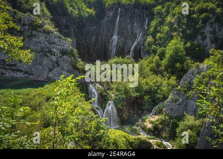 Longue file de touristes sur une promenade pour voir Veliki Slap, la plus haute chute d'eau des lacs de Plitvice, parc national classé au patrimoine mondial de l'UNESCO, Croatie Banque D'Images