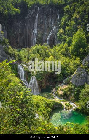 Vue verticale sur les magnifiques lacs turquoise et Veliki Slap, la plus haute cascade des lacs de Plitvice, parc national classé au patrimoine mondial de l'UNESCO, Croatie Banque D'Images