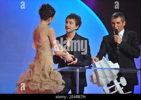 Cecile Cassel, Renan Luce et Nagui sur scène lors de la 23e cérémonie des "Vicoires de la musique" qui s'est tenue à la salle Zenith à Paris, France, le 8 mars 2008. Photo de Gouhier-Nebinger/ABACAPRESS.COM Banque D'Images