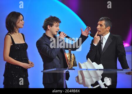 Berenice Bejo, Renan Luce et Nagui lors de la 23e cérémonie des "Vicoires de la musique" qui s'est tenue à la salle Zenith à Paris, France, le 8 mars 2008. Photo de Gouhier-Nebinger/ABACAPRESS.COM Banque D'Images