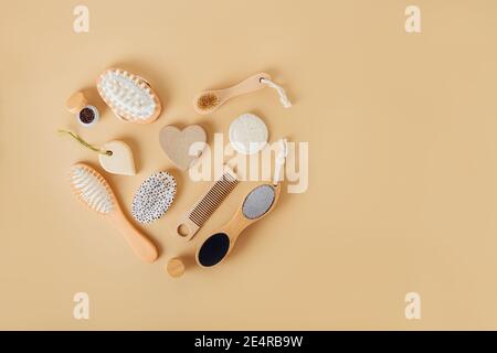 Kit zéro déchet pour les soins du corps en forme de coeur sur fond neutre. Brosses en bambou écologiques, sans plastique, savon, gommage, beurre, peigne. Naturel Banque D'Images