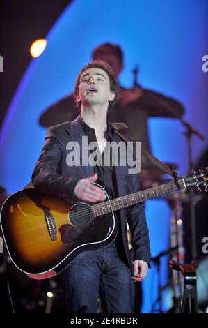 Renan Luce se produit sur scène lors de la 23e cérémonie des "victoires de la musique" qui s'est tenue au hall Zenith à Paris, France, le 8 mars 2008. Photo de Gouhier-Nebinger/ABACAPRESS.COM Banque D'Images