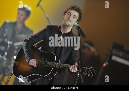 Renan Luce se produit sur scène lors de la 23e cérémonie des "victoires de la musique" qui s'est tenue au hall Zenith à Paris, France, le 8 mars 2008. Photo de Gouhier-Nebinger/ABACAPRESS.COM Banque D'Images