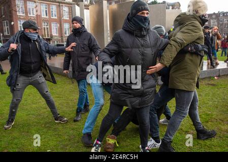 Des policiers sous-couverts ont été désignés aux pays-Bas comme « Roméo » faisant une arrestation pendant la manifestation. Au moins deux mille personnes se sont rassemblées dans le quartier Museumplein d'Amsterdam, dans le cadre d'une manifestation non autorisée contre la dernière politique de restriction établie par le gouvernement pour lutter contre la propagation du coronavirus. Ils ont ignoré les ordres de la police de quitter la région et 115 personnes ont été arrêtées en conséquence. Banque D'Images