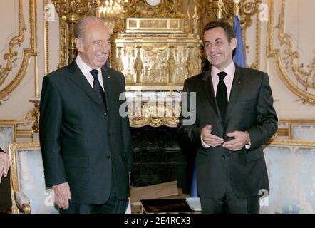 Le président français Nicolas Sarkozy rencontre le président israélien Shimon Peres à l'Elysée, Paris, à Paris, le 10 mars 2008. Photo de Benainous-Hounsfield/Pool/ABACAPRESS.COM Banque D'Images