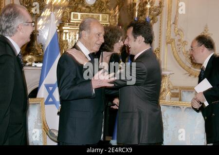 Le président français Nicolas Sarkozy rencontre le président israélien Shimon Peres à l'Elysée, Paris, à Paris, le 10 mars 2008. Photo de Benainous-Hounsfield/Pool/ABACAPRESS.COM Banque D'Images
