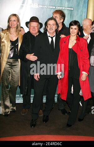 Le réalisateur Olivier Marchal, l'acteur Daniel Auteuil, Olivia Bonamy et tous les acteurs posent à la première de la « MR 73 » qui s'est tenue à Gaumont Marignan à Paris, en France, le 10 mars 2008. Photo de Denis Guignebourg/ABACAPRESS.COM Banque D'Images