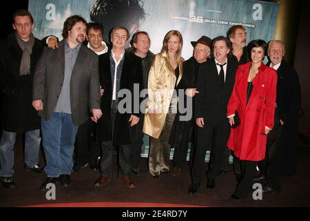 Le réalisateur Olivier Marchal, l'acteur Daniel Auteuil, Olivia Bonamy et tous les acteurs posent à la première de la « MR 73 » qui s'est tenue à Gaumont Marignan à Paris, en France, le 10 mars 2008. Photo de Denis Guignebourg/ABACAPRESS.COM Banque D'Images