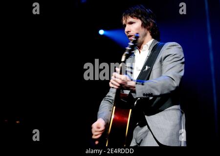 Le chanteur britannique James Blunt se produit en direct au 'Zénith' à Paris, en France. Le 10 mars 2008. Photo de Mehdi Taamallah/ABACAPRESS.COM Banque D'Images