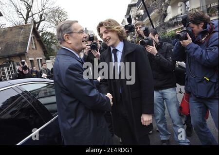 Jean Sarkozy, fils du président français et membre de l'Union conservatrice pour un mouvement populaire (UMP) candidat aux élections cantonales dans les hauts de Seine, rencontre le maire de Neuilly-sur-Seine Louis-Charles Bary avant de voter au bureau de vote au premier tour pour les élections municipales de Neuilly-sur-Seine, Banlieue de Paris, France, le 9 mars 2008. Photo par Elodie Gregoire/ABACAPRESS.COM Banque D'Images