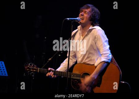 La chanteuse française Cali se produit en direct sur scène à Paris, France, le 17 avril 2007. Photo de DS/ABACAPRESS.COM Banque D'Images