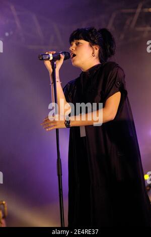 La chanteuse britannique Lily Allen joue en direct sur scène lors de la 9e édition du festival musical « Solidays », à Longchamp, près de Paris, le 7 juillet 2007. Photo de DS/ABACAPRESS.COM Banque D'Images