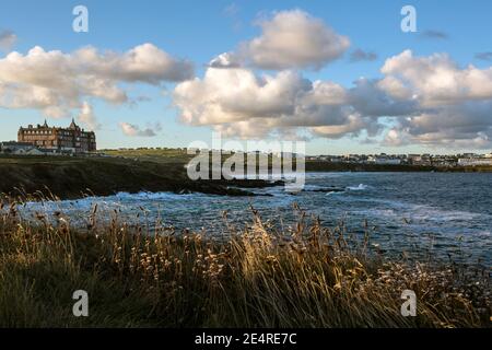 The Headland Hotel and Towan Headland regardant de l'autre côté de Fistral Beach à Newquay , Cornwall, Angleterre . Banque D'Images