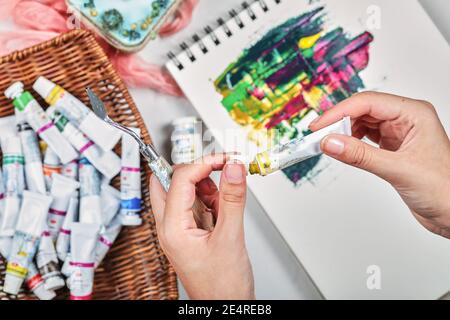 Main de femme dessin peinture image avec des peintures à l'huile Banque D'Images