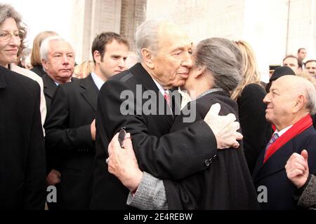 Le Président israélien Shimon Peres et Simone Veil à l'Arc de Triomphe à Paris, France, le 11 mars 2008. Photo de Pierre Hounsfield/Pool/ABACAPRESS.COM Banque D'Images