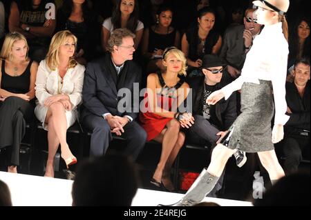 Rick et Kathy Hilton, avec leur fille Paris Hilton et son petit ami Benji Madden, sont assis à la première rangée du Nichai par Nicky Hilton automne 2008 défilé de mode, lors de la Mercedes-Benz Fashion week qui s'est tenue aux Smashbox Studios à Los Angeles, CA, USA le 11 mars 2008. Photo de Lionel Hahn/ABACAPRESS.COM Banque D'Images