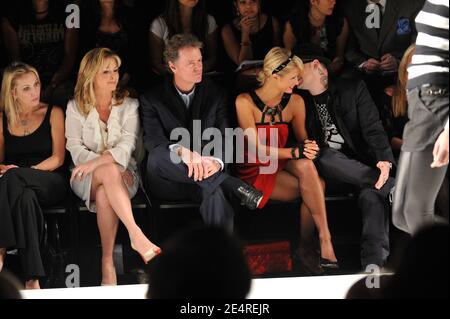 Rick et Kathy Hilton, avec leur fille Paris Hilton et son petit ami Benji Madden, sont assis à la première rangée du Nichai par Nicky Hilton automne 2008 défilé de mode, lors de la Mercedes-Benz Fashion week qui s'est tenue aux Smashbox Studios à Los Angeles, CA, USA le 11 mars 2008. Photo de Lionel Hahn/ABACAPRESS.COM Banque D'Images