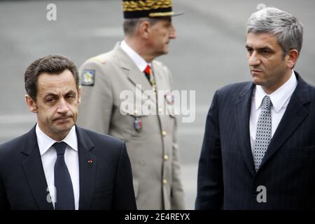 Le président français Nicolas Sarkozy le ministre français de la Défense Herve Morin assiste aux funérailles du soldat français Gilles Polin à Citadelle, dans le sud-ouest de la France, le 12 mars 2008. Le sergent Gilles Polin, 28 ans, identifié par la France comme membre de ses forces spéciales, a été signalé comme manquant lorsqu'au moins un véhicule de la mission de maintien de la paix de l'Union européenne au Tchad, connue sous le nom d'EUFOR, a été croisé au Soudan la semaine dernière. Photo de Patrick Bernard/ABACAPRESSE.COM Banque D'Images