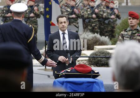 Le président français Nicolas Sarkozy devant le cercueil lors des funérailles du soldat français Gilles Polin à la Citadelle de Bayonne, dans le sud-ouest de la France, le 12 mars 2008. Le sergent Gilles Polin, 28 ans, identifié par la France comme membre de ses forces spéciales, a été signalé comme manquant lorsqu'au moins un véhicule de la mission de maintien de la paix de l'Union européenne au Tchad, connue sous le nom d'EUFOR, a été croisé au Soudan la semaine dernière. Photo de Patrick Bernard/ABACAPRESSE.COM Banque D'Images