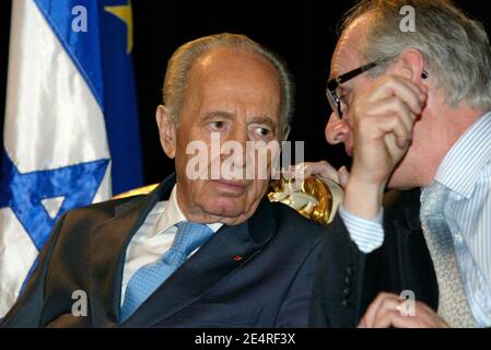 Le Président israélien Shimon Peres visite le Centre d'histoire de la résistance et de la Déportation à Lyon, France, le 12 mars 2008. Photo de Pascal Fayolle/Pool/ABACAPRESS.COM Banque D'Images