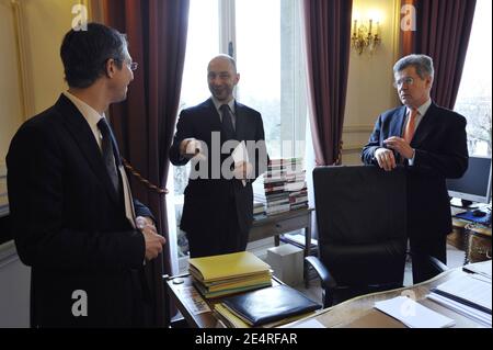 Fabien Raynaud, François Richier, conseiller diplomatique du Président français et Sherpa Jean David Levitte dans son bureau à l'Elysée Palace, Paris, France, le 22 janvier 2008. Photo par Elodie Gregoire/ABACAPRESS.COM Banque D'Images