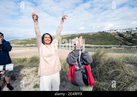 GRANDE-BRETAGNE /Angleterre /Cornwall/Rosamunde Pilcher/Ulrike Folkerts et la réalisatrice Heidi Kranz sur le tournage du film Rosamunde Pilcher à Crantock Beach . Banque D'Images