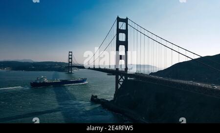 Golden Gate Bridge au crépuscule, vue depuis les falaises du nord côté du pont avec bateau Banque D'Images