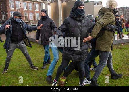 Amsterdam, pays-Bas. 17 janvier 2021. Des policiers sous couvert désignés aux pays-Bas comme « Romeo's » faisant une arrestation pendant la manifestation.au moins deux mille personnes se sont rassemblées dans le quartier Museumplein d'Amsterdam, lors d'une manifestation non autorisée contre la dernière politique de restriction établie par le gouvernement pour lutter contre la propagation du coronavirus. Ils ont ignoré les ordres de la police de quitter la région et 115 personnes ont été arrêtées en conséquence. Credit: Charles M Vella/SOPA Images/ZUMA Wire/Alay Live News Banque D'Images