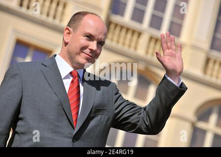 Photo du dossier : le Prince Albert II de Monaco fait la foule lors de sa célébration du 50e anniversaire à Monte-Carlo, Monaco, le 14 mars 2008. Le 10e anniversaire du règne du Prince Albert II est célébré en principauté le 11 juillet 2015. Photo de Nebinger-Piovanotto/ABACAPRESS.COM Banque D'Images