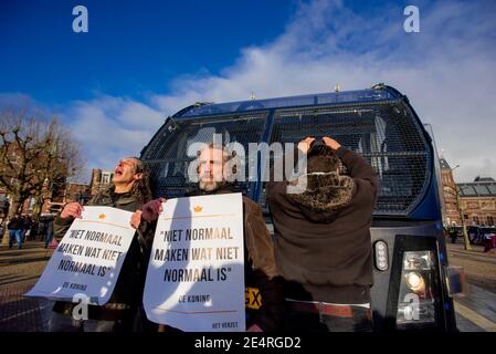 Amsterdam, pays-Bas. 17 janvier 2021. Des manifestants tenant des pancartes ont été vus pour essayer d'arrêter un véhicule de police en se tenant devant pendant la manifestation.au moins deux mille personnes se sont rassemblées dans le quartier Museumplein d'Amsterdam, dans une manifestation non autorisée contre la dernière politique de restriction établie par le gouvernement pour lutter contre la propagation du coronavirus. Ils ont ignoré les ordres de la police de quitter la région et 115 personnes ont été arrêtées en conséquence. Credit: Charles M Vella/SOPA Images/ZUMA Wire/Alay Live News Banque D'Images