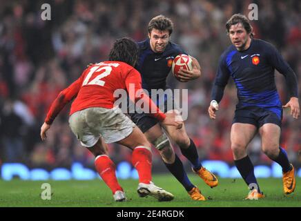 Vincent Clerc en France, Cedric Heymans en France et Gavin Henson au pays de Galles lors du match de rugby des 6 nations, le pays de Galles contre la France au Millennium Stadium de Cardiff, au sud du pays de Galles, au Royaume-Uni, le 15 mars 2008. Le pays de Galles bat France 29-12 pour réclamer leur deuxième Grand Chelem des six Nations en quatre ans. Photo de Steeve McMay/Cameleon/ABACAPRESS.COM Banque D'Images