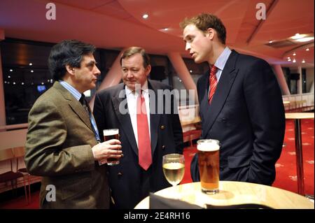 Le Premier ministre français François Fillon s'entretient avec le Prince William avant le match de rugby des six Nations France contre le pays de Galles au Millennium Stadium de Cardiff, pays de Galles, le 15 mars 2008. Photo par Elodie Gregoire/ABACAPRESS.COM Banque D'Images