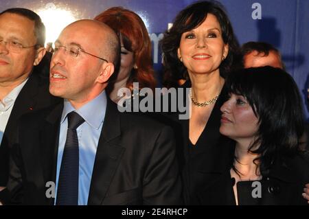 Christian Estrosi élu avec les membres de sa liste Denise Fabre à son siège social après les résultats de l'élection Mayoral deuxième tour à Nice, France, le 16 mars 2008. Photo de Capbern/ABACAPRESS.COM Banque D'Images