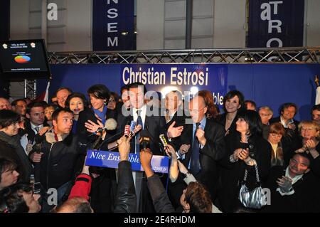 Christian Estrosi élu avec les membres de sa liste Denise Fabre à son siège social après les résultats de l'élection Mayoral deuxième tour à Nice, France, le 16 mars 2008. Photo de Capbern/ABACAPRESS.COM Banque D'Images