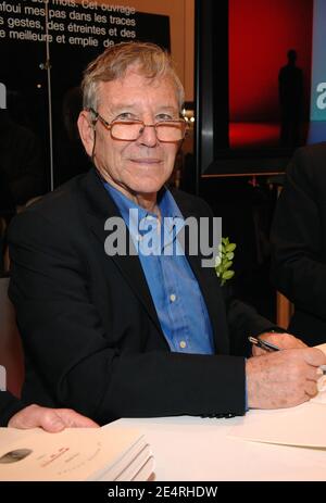 L'auteur israélien Amos Oz participe au salon du Livre de Paris qui s'est tenu à la porte de Versailles à Paris, le 16 mars 2008. Photo de Nicolas Khayat/ABACAPRESS.COM Banque D'Images