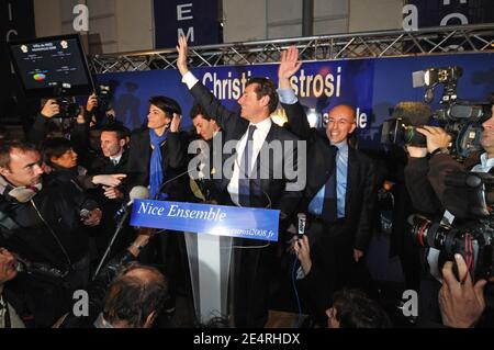 Christian Estrosi élu avec les membres de sa liste à son siège social après les résultats de l'élection Mayoral deuxième tour à Nice, France, le 16 mars 2008. Photo de Capbern/ABACAPRESS.COM Banque D'Images