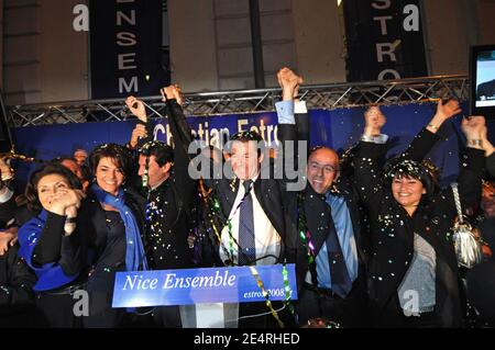 Christian Estrosi élu avec les membres de sa liste Denise Fabre à son siège social après les résultats de l'élection Mayoral deuxième tour à Nice, France, le 16 mars 2008. Photo de Capbern/ABACAPRESS.COM Banque D'Images