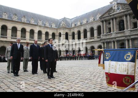 Le président français Nicolas Sarkozy, l'ancien président Jacques Chirac, le premier ministre François Fillon et le ministre d'État responsable des anciens combattants Alain Marleix lors de la cérémonie funéraire de Lazare Ponticelli aux Invalides à Paris, le 17 mars 2008. La France a honoré son ancien combattant de la première Guerre mondiale, Lazare Panticelli, décédé la semaine dernière, et tous les 8.4 millions de Français qui ont combattu dans le conflit il y a un siècle qui a déchiré l'Europe. Photo de Mehdi Taamallah/ABACAPRESS.COM Banque D'Images