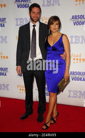 L'actrice Mariska Hargitay (R) et le mari Peter Hermann assistent au 19e Prix annuel de la presse GLAAD au Marriott Marquis à New York City, NY, USA, le 17 mars 2008. Photo de Gregorio Binuya/ABACAPRESS.COM Banque D'Images