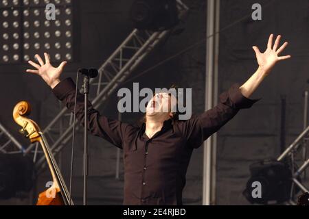 La chanteuse française Cali joue en direct sur scène lors de la manifestation 'tête de l'Humanite', à la Courneuve près de Paris, le 19 septembre 2006. Photo de DS/ABACAPRESS.COM Banque D'Images