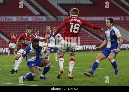 MIDDLESBROUGH, ANGLETERRE. LE 24 JANVIER Ryan Nyambe de Blackburn Rovers bloque Duncan Watmore de Middlesbrough lors du match de championnat Sky Bet entre Middlesbrough et Blackburn Rovers au stade Riverside, à Middlesbrough, le dimanche 24 janvier 2021. (Credit: Mark Fletcher | MI News) Credit: MI News & Sport /Alay Live News Banque D'Images