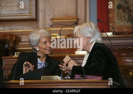 Christine Lagarde et Françoise de Panafieu assistent à la session extraordinaire du conseil municipal de Paris à l'hôtel de ville de Paris, France, le 21 mars 2008. Delanoe a été officiellement réélu maire de Paris pendant la session extraordinaire. Photo de Jean-Luc Luyssen/Pool/ABACAPRESS.COM. Banque D'Images