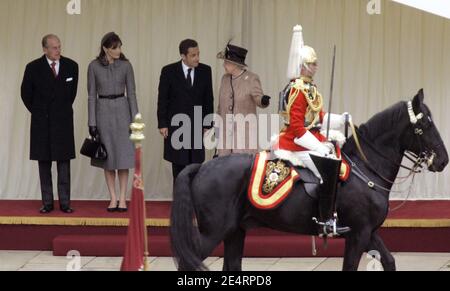 De la reine Elizabeth II de Grande-Bretagne, le président français Nicolas Sarkozy, son épouse Carla Bruni-Sarkozy et le duc d'Édimbourg assistent à une cérémonie de bienvenue au château de Windsor, au Royaume-Uni, le 26 mars 2008. Le président Nicolas Sarkozy a appelé à des liens plus étroits entre la France et la Grande-Bretagne alors qu’il commençait sa première visite d’État au Royaume-Uni. Photo de Christophe Ena/Pool/ABACAPRESS.COM Banque D'Images