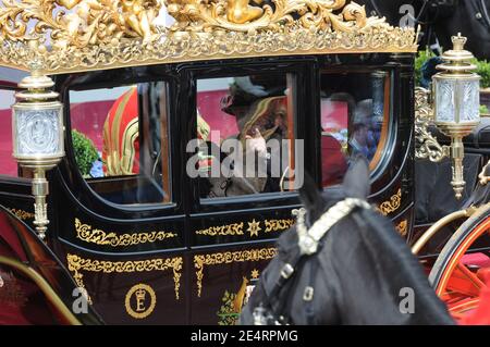 Le 26 mars 2008, le président français Nicolas Sarkozy se déplace en calèche avec la reine Elizabeth II au château de Windsor, au Royaume-Uni. Photo de Jacques Witt/Pool/ABACAPRESS.COM. Banque D'Images