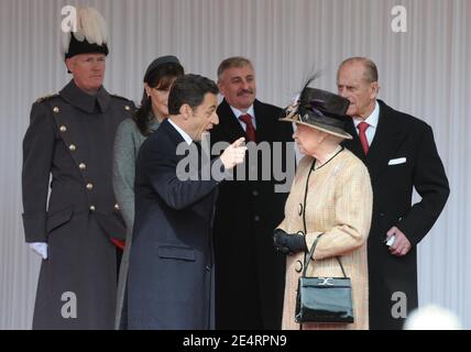 La reine Elizabeth II et le duc d'Édimbourg reçoivent Carla Bruni-Sarkozy et le président français Nicolas Sarkozy pour un accueil cérémonial au château de Windsor, au Royaume-Uni, le 26 mars 2008. Photo de Jacques Witt/Pool/ABACAPRESS.COM. Banque D'Images