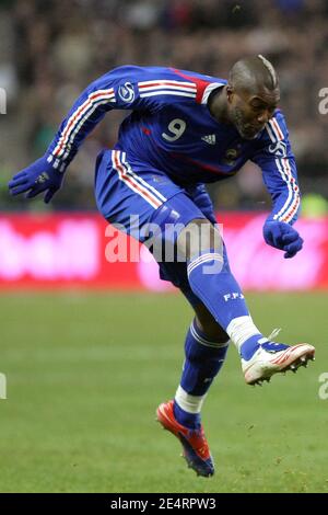 Djibril Cisse en France prend un coup de pied libre lors du match de football amical, France contre Angleterre au stade de Frane à Saint-Denis près de Paris, France, le 26 mars 2008. La France a gagné 1-0. Photo de Morton-Taamalah/Cameleon/ABACAPRESS.COM Banque D'Images