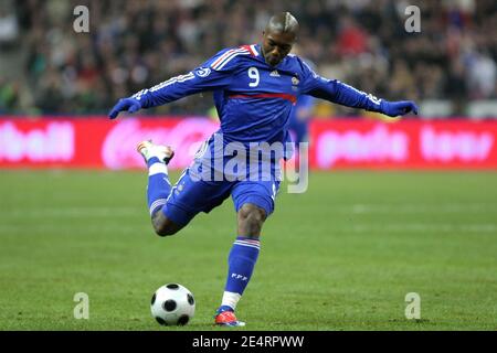 Djibril Cisse en France prend un coup de pied libre lors du match de football amical, France contre Angleterre au stade de Frane à Saint-Denis près de Paris, France, le 26 mars 2008. La France a gagné 1-0. Photo de Morton-Taamalah/Cameleon/ABACAPRESS.COM Banque D'Images