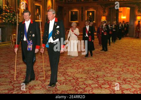 La reine Elizabeth II, le président français Nicolas Sarkozy, le duc d'Édimbourg, Carla Bruni-Sarkozy et le prince Charles de Galles arrivent au banquet d'État de Windsor Castel, à Windsor, au Royaume-Uni, le 26 mars 2008. Photo de Ludovic/Pool/ABACAPRESS.COM Banque D'Images