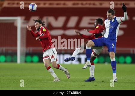 MIDDLESBROUGH, ANGLETERRE. JAN 24TH Sam Gallagher de Blackburn Rovers en action avec Marc Bola de Middlesbrough et Jonathan Howson pendant le match de championnat de Sky Bet entre Middlesbrough et Blackburn Rovers au stade Riverside, à Middlesbrough, le dimanche 24 janvier 2021. (Credit: Mark Fletcher | MI News) Credit: MI News & Sport /Alay Live News Banque D'Images