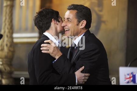 Dame Ellen McArthur s'entretient avec le président Nicolas Sarkozy après avoir accepté la Légion d'Honneur de lui au Old Royal Naval College, Greenwich, Londres, Royaume-Uni, le 27 mars 2008. La Grande-Bretagne et la France devraient aujourd'hui sceller un accord de coopération dans le développement d'une nouvelle génération de centrales nucléaires au Royaume-Uni. La question de l'énergie nucléaire sera en tête de l'ordre du jour d'un sommet entre Gordon Brown et Nicolas Sarkozy entre le Royaume-Uni et la France le deuxième et dernier jour de la visite d'État du président français. Photo de Christophe Guibbbaud/ABACAPRESS.COM Banque D'Images